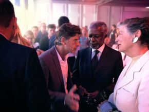 Micreos CEO Mark Offerhaus im Gespräch mit dem ehemaligen UN-Generalsekretär Kofi Annan, der großes Interesse an der vorgestellten Alternative zu Antibiotika äußerte.